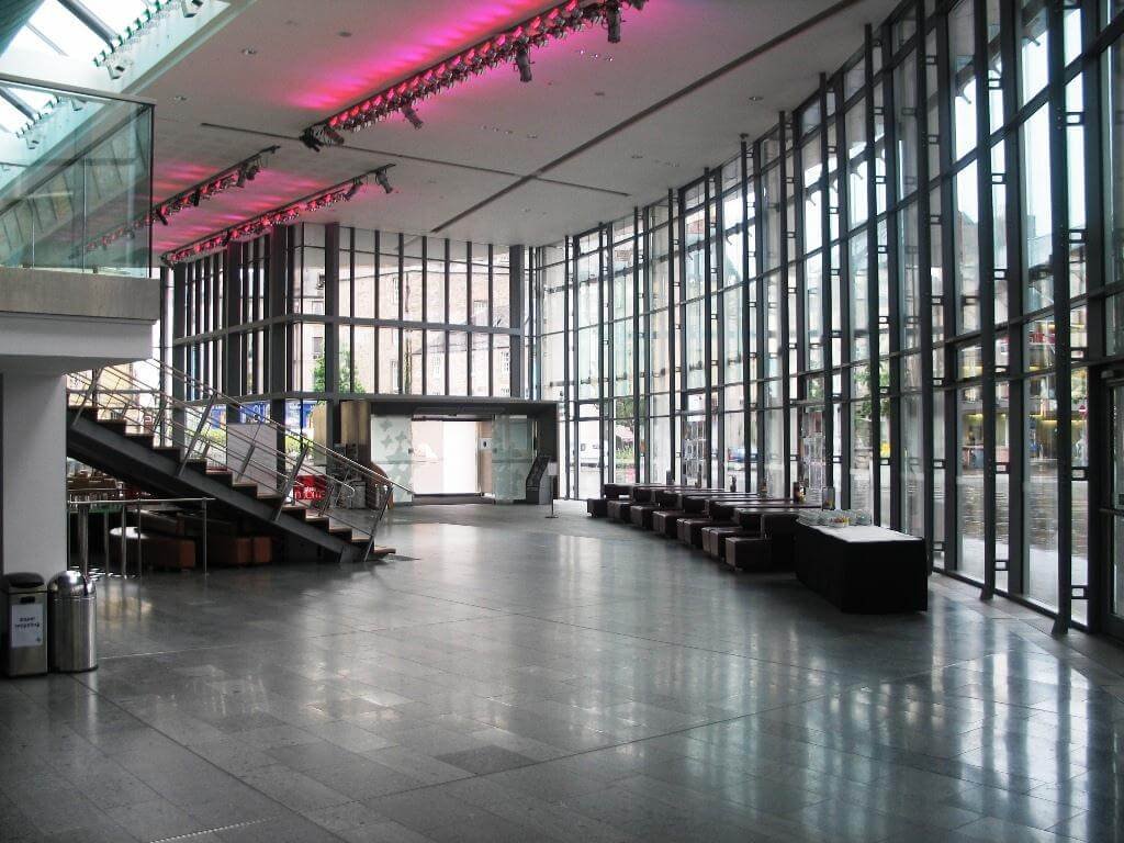 갤러리 레벨 포이어 (Gallery level foyer)
